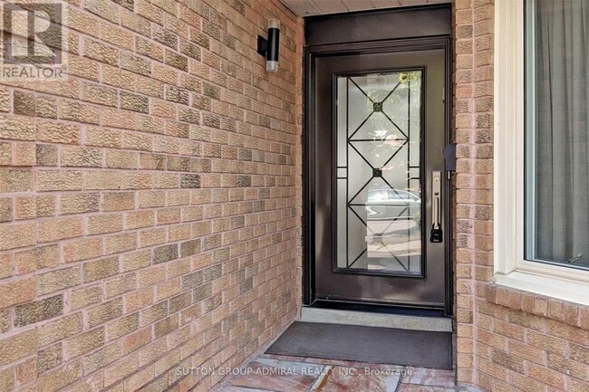Building Photo - 15 Dundurn Crescent