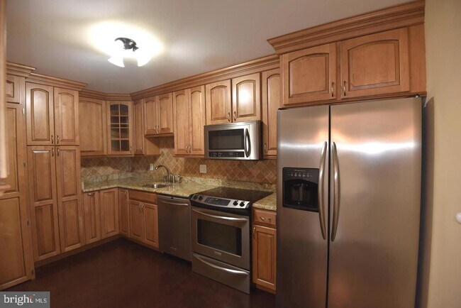 Building Photo - 8370 Greensboro Dr