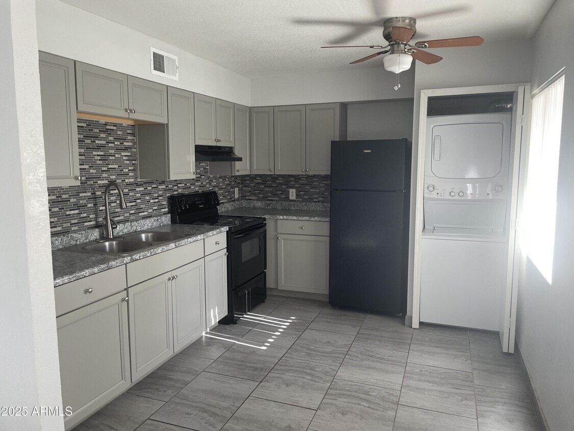 Foto principal - 1222 E Mountain View Rd