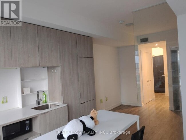 Building Photo - 77 Shuter St