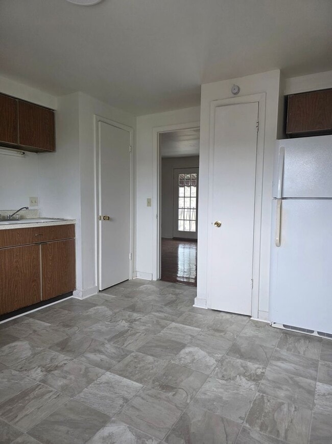 Building Photo - 2-bedroom upper