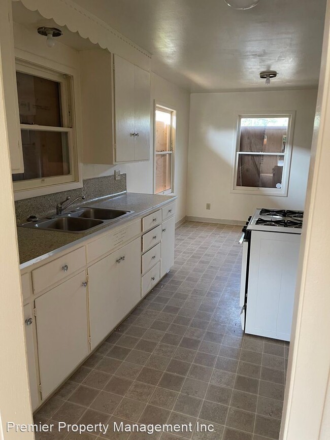 Building Photo - 2 br, 1 bath House - 2120 B St