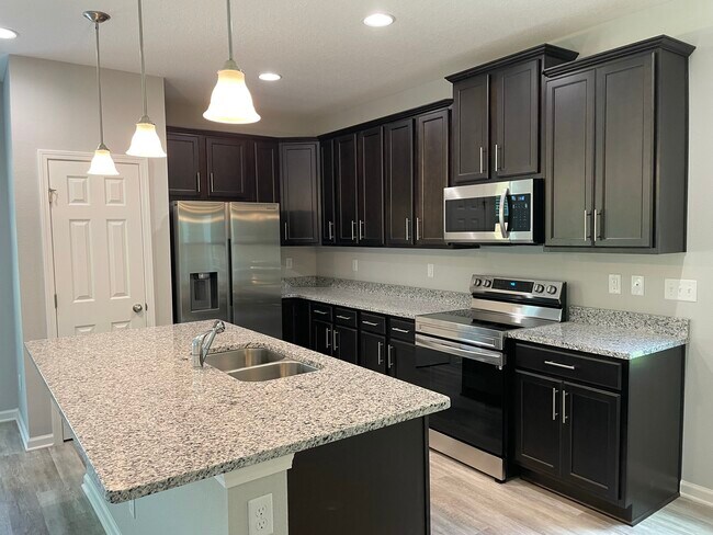 Cocina estupenda con zona de comedor - 1745 Charlotte St