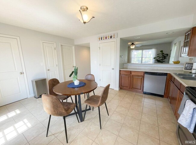 Building Photo - 1698 W Sunstone Dr