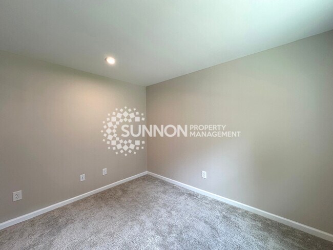Building Photo - 3 Bedroom Townhome in Mountain Island