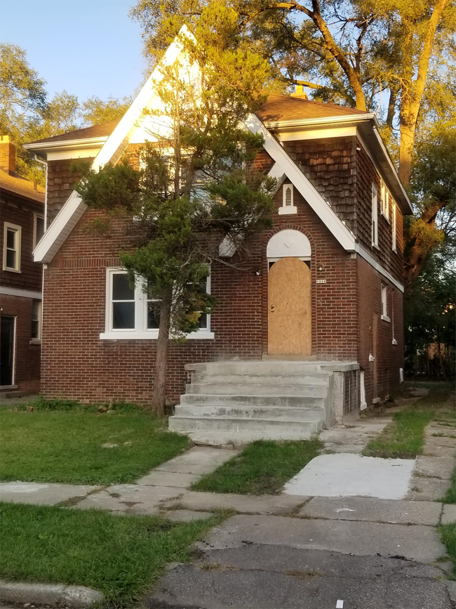 Building Photo - 8916 Mendota St