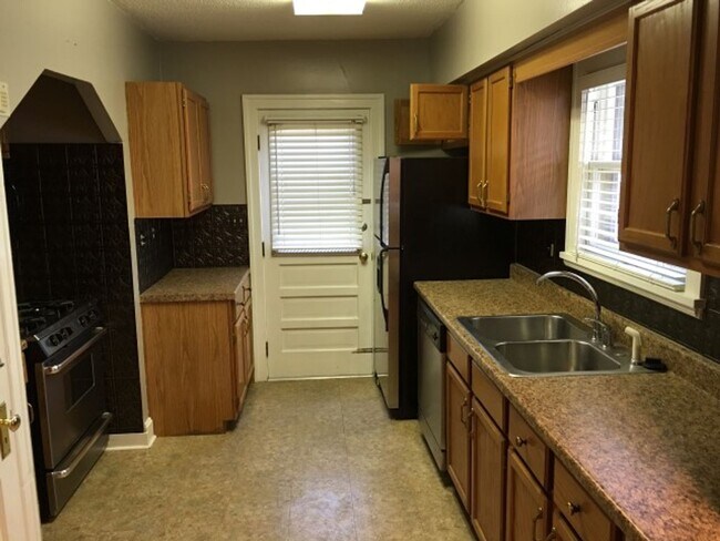 Building Photo - Desirable 3 bedroom home in Brookside!