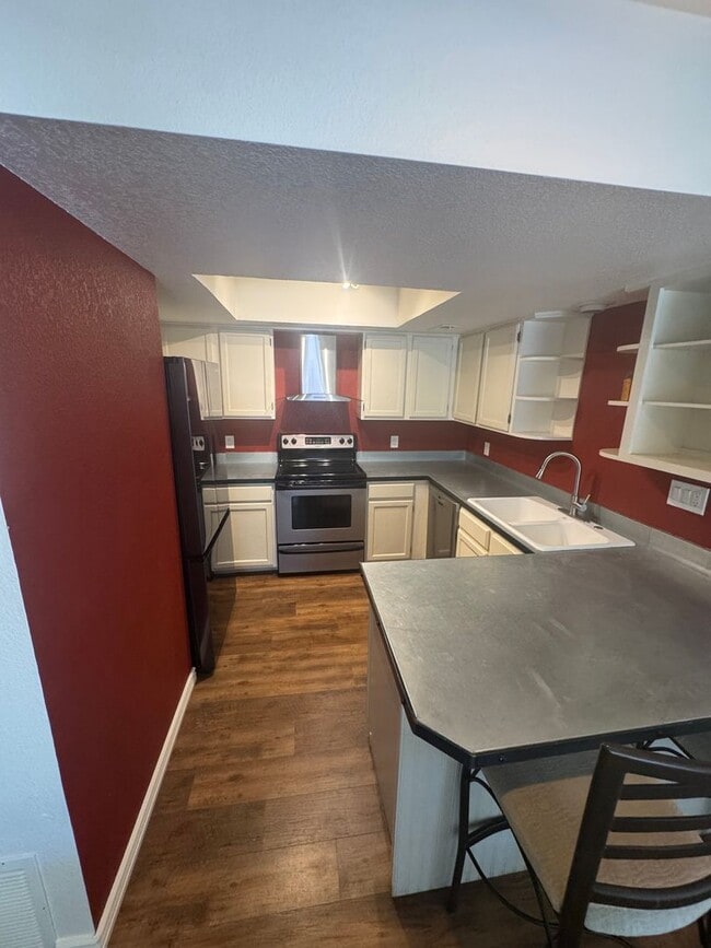 Building Photo - Fully Furnished 2-Bed, 2-Bath Condo Off La...