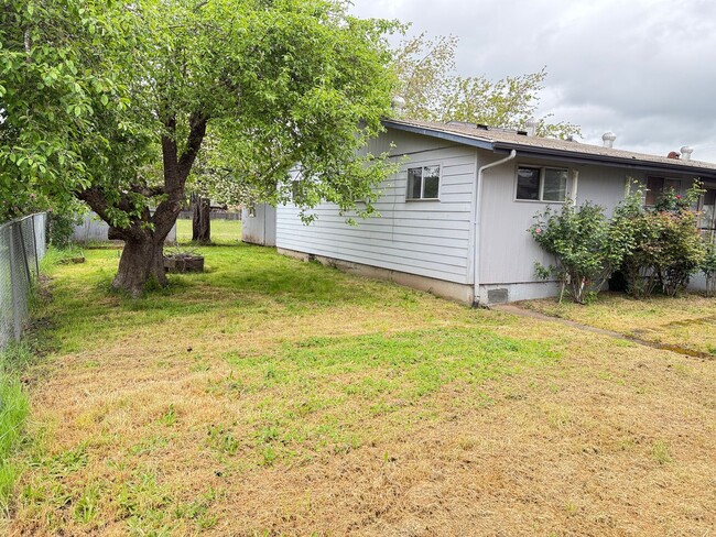 Foto del edificio - Huge 4 bedroom 2 bath house!