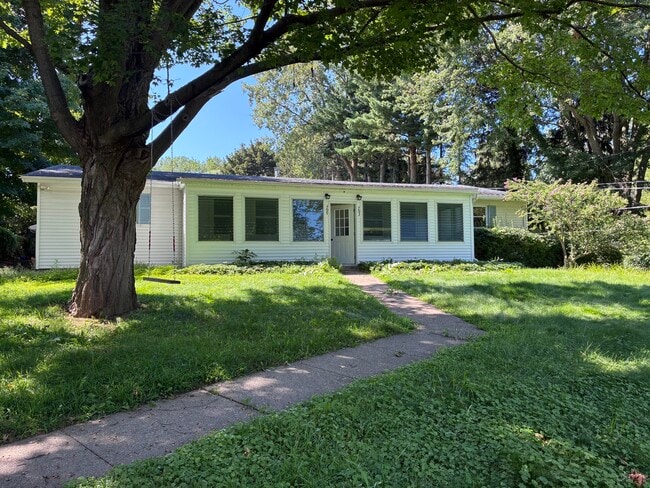 Building Photo - 705 Holt Rd