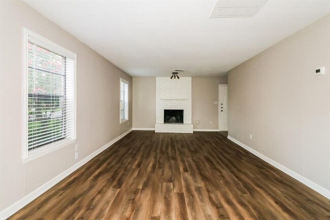 Building Photo - 2703 Shady Bayou Ln