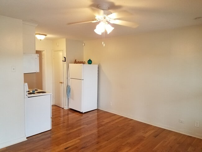 Interior Photo - 1216 W Chapel Hill Rd