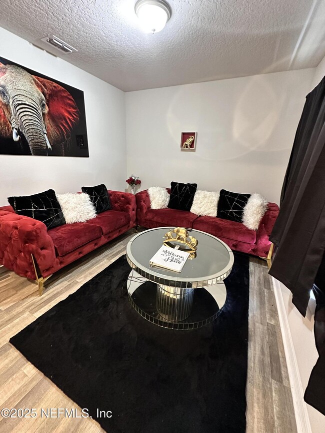 Foto del edificio - 450 River Hl Dr