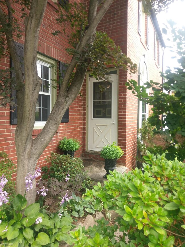 Building Photo - 2 br, 1 bath Duplex - 502 West Joppa Road 2