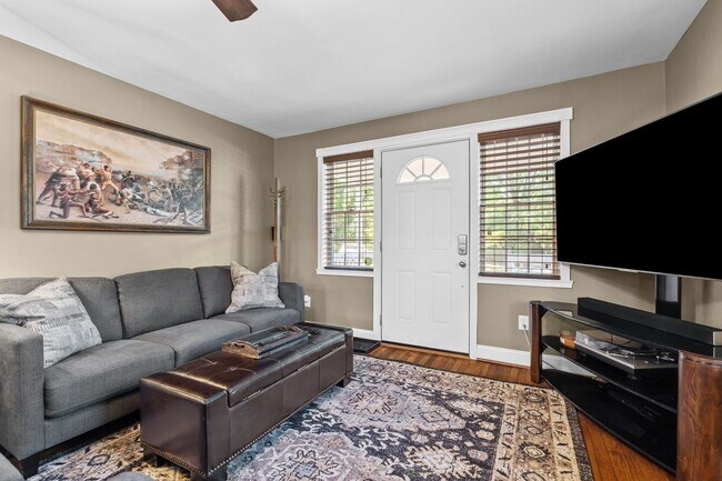 Building Photo - Gorgeous 3 bedroom Bungalow in DTR - Updat...
