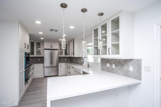 Building Photo - 1052 E Sandpiper Dr
