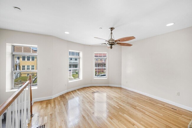 Foto del edificio - 121 Homestead St