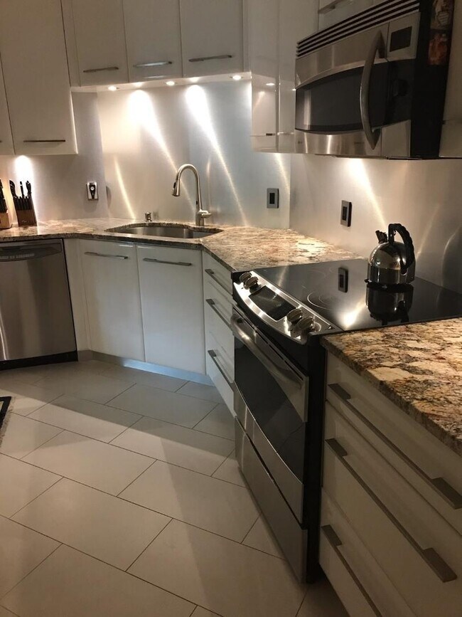 Building Photo - 6778 Versailles Ct