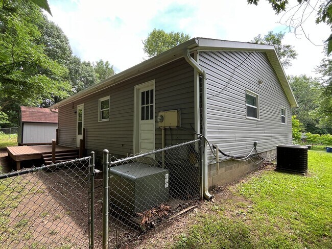 Building Photo - Nice One-Level 3 Bedroom 1.5 Bath Home