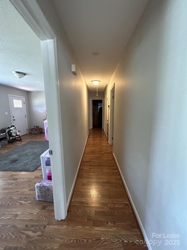 Foto del edificio - 6317 Morehead Rd