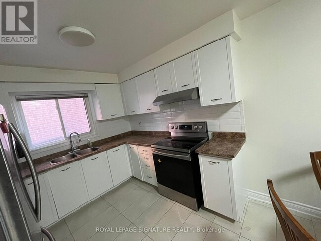 Building Photo - 327 Evergreen Crescent