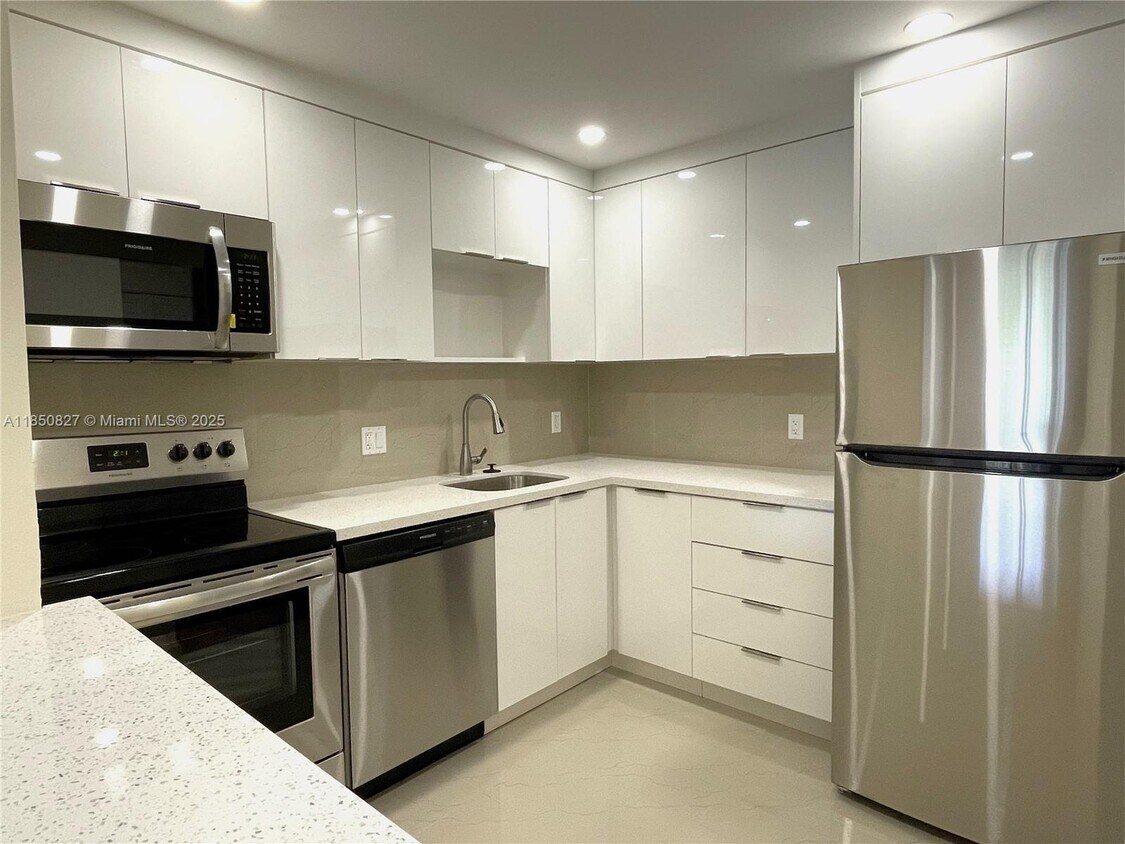 Foto principal - 16851 NE 23rd Ave