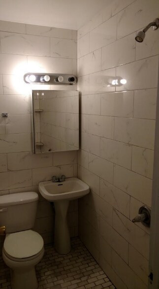 Foto del edificio - 323 E 22nd St
