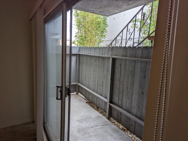 Foto del edificio - 3756 Clarington Ave