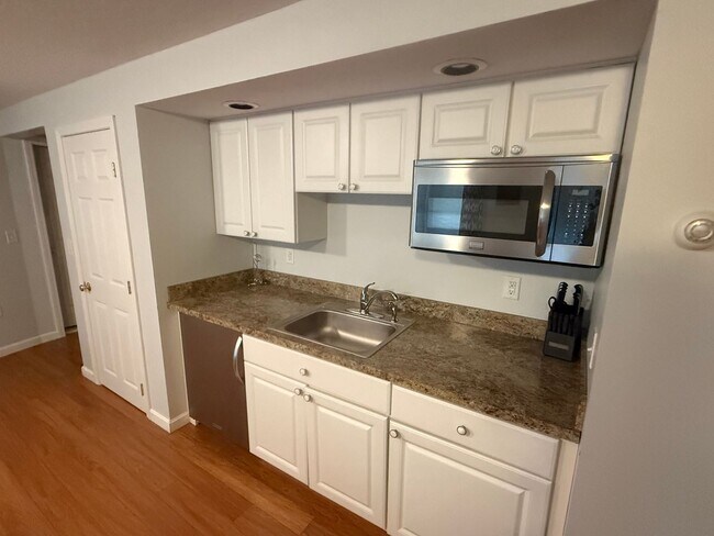 Building Photo - Spacious & Comfortable 4 Bedroom House - C...