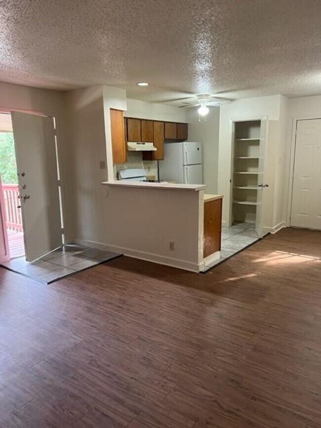 Building Photo - 304 Algerita Dr