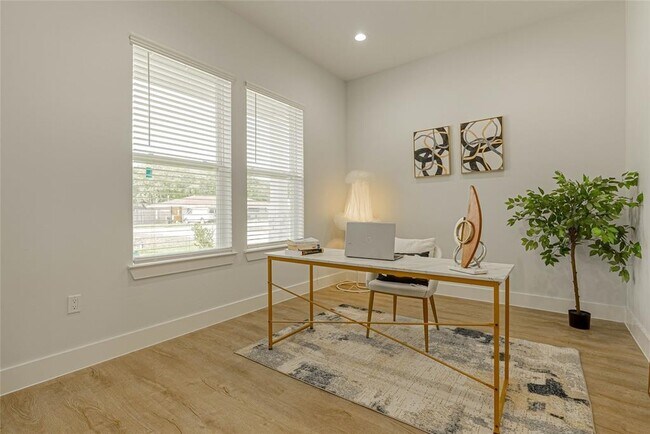 Foto del edificio - 6006 Jerrycrest Dr