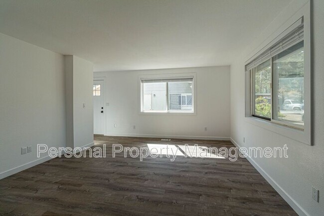 Building Photo - 4325 E 17th St