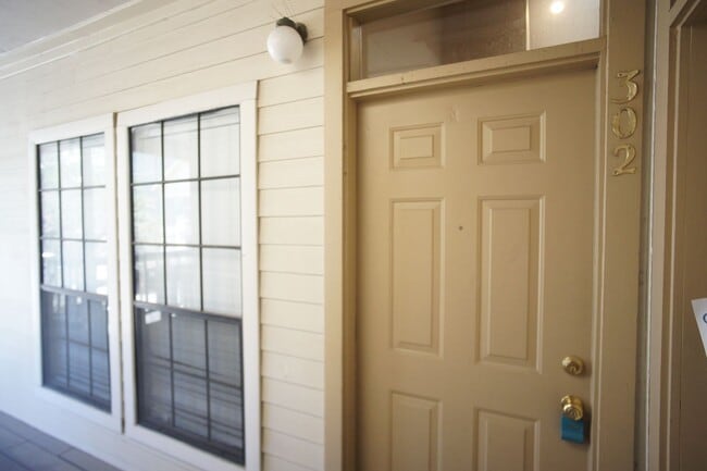 Building Photo - Quiet 2/2 Furnished Condo in West Campus