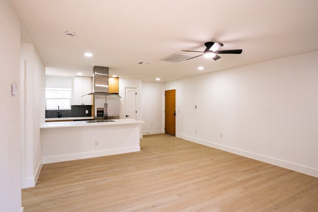 Building Photo - 1142 Mansell Ave