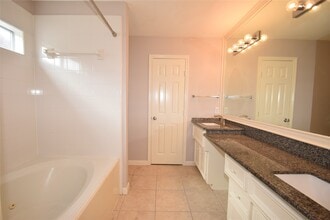 Building Photo - 722 Memorial Heights Dr