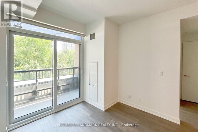 Photo du bâtiment - 8 Beverley Glen Blvd