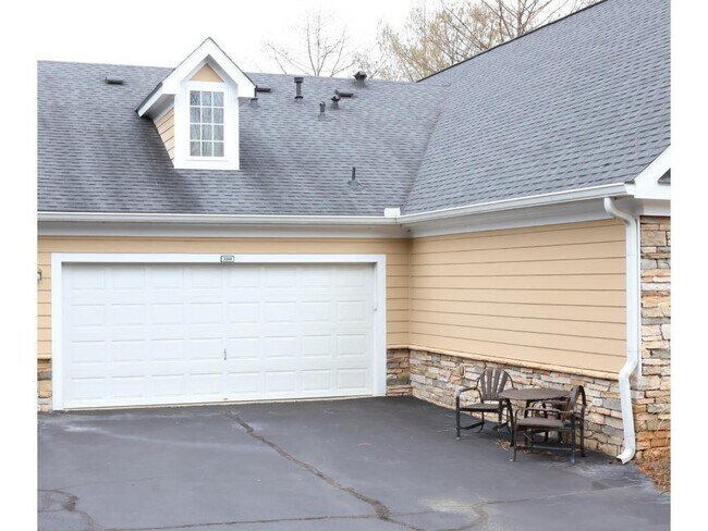 Foto del edificio - 3204 Village Ln