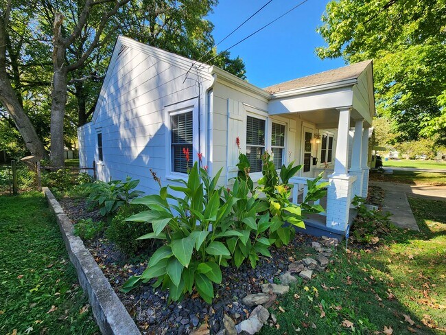 Building Photo - Spacious 3-Bedroom, 1-Bathroom Home AVAILA...