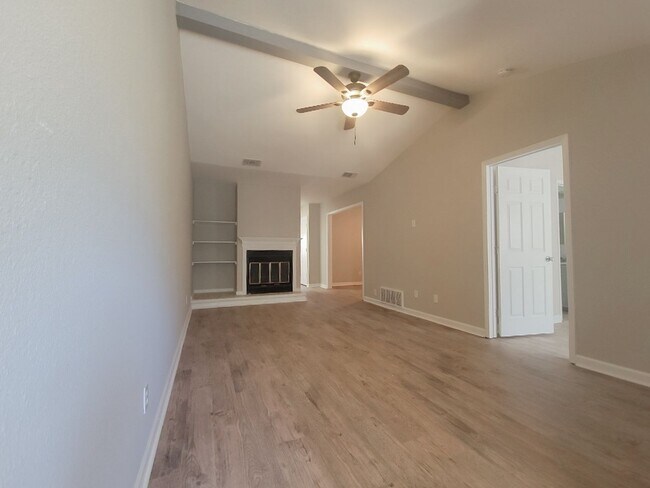 Foto del edificio - Two Bedroom Townhome