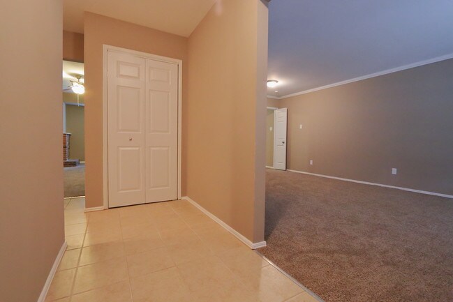 Building Photo - 6871 Parc Charlene Dr