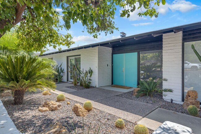 Foto del edificio - Mid-century modern home in Arcadia with pr...