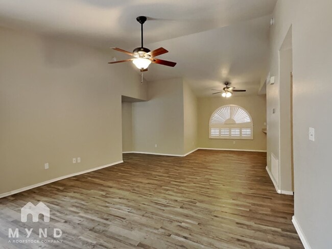 Building Photo - 8027 W Laurel Ln