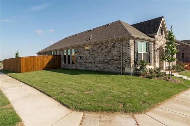 Building Photo - 2068 Miramar Dr