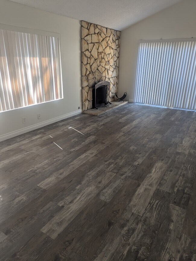 Sala de estar con chimenea - 1015 Canal St