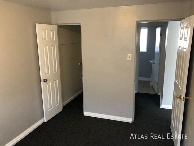 Building Photo - 1 Bed Apartment w/ Private Backyard!