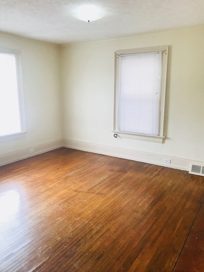 Foto del edificio - 230 E Hazelcroft Ave