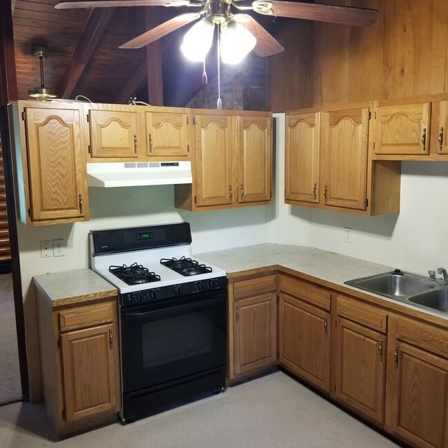 Building Photo - 2 Bedroom 1 bath "Cabin-esque" house in Coralville.