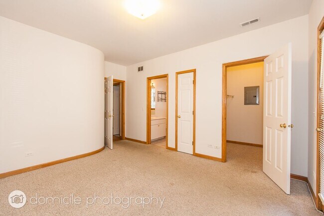 Building Photo - 1534 N Claremont Ave