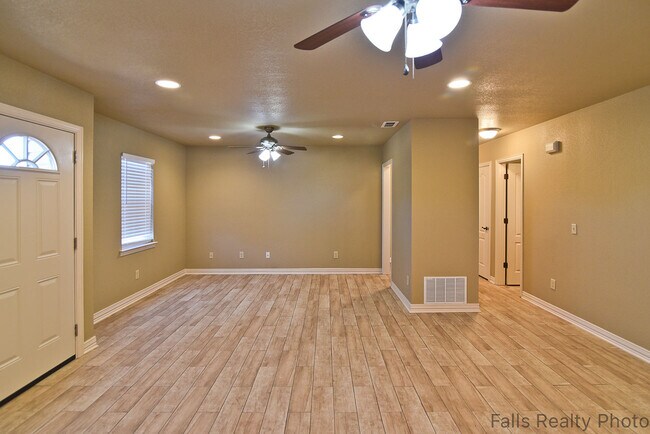 Building Photo - 1432 Deville St