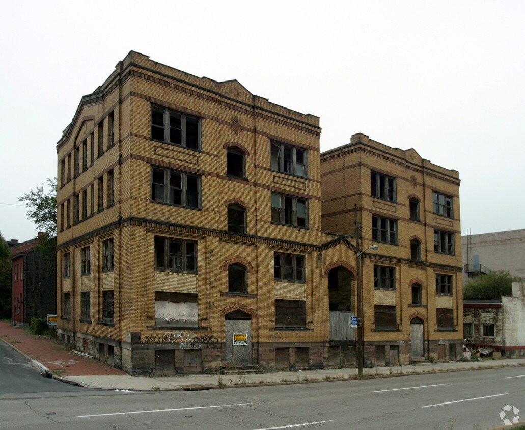 Edificio principal, vista al - 1300 Chateau St